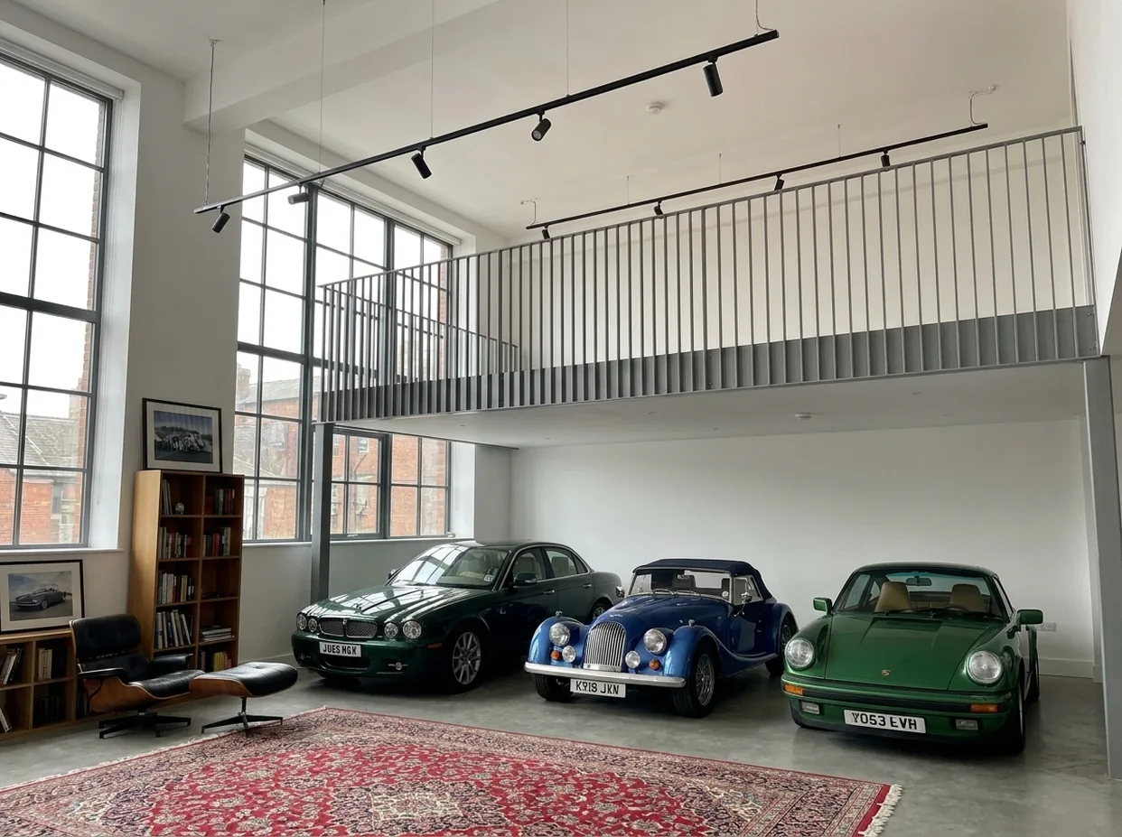 Vier Klassiker nebeneinander auf einem Teppich im Showroom