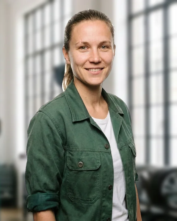 Julia Behrend in der Werkstatt